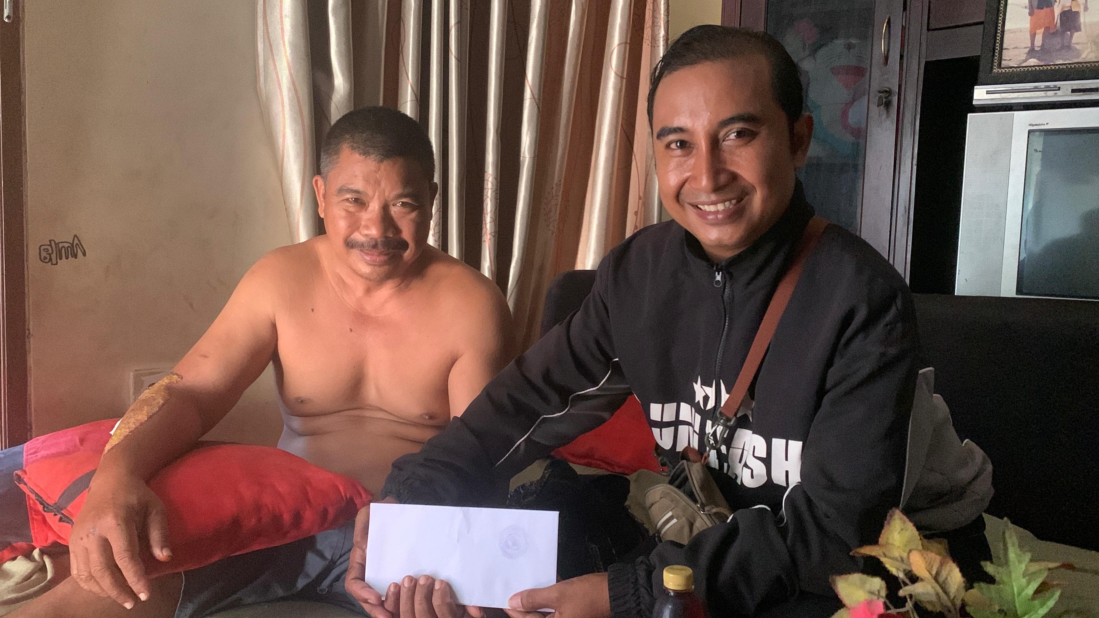 Menjenguk anggota yang sakit
