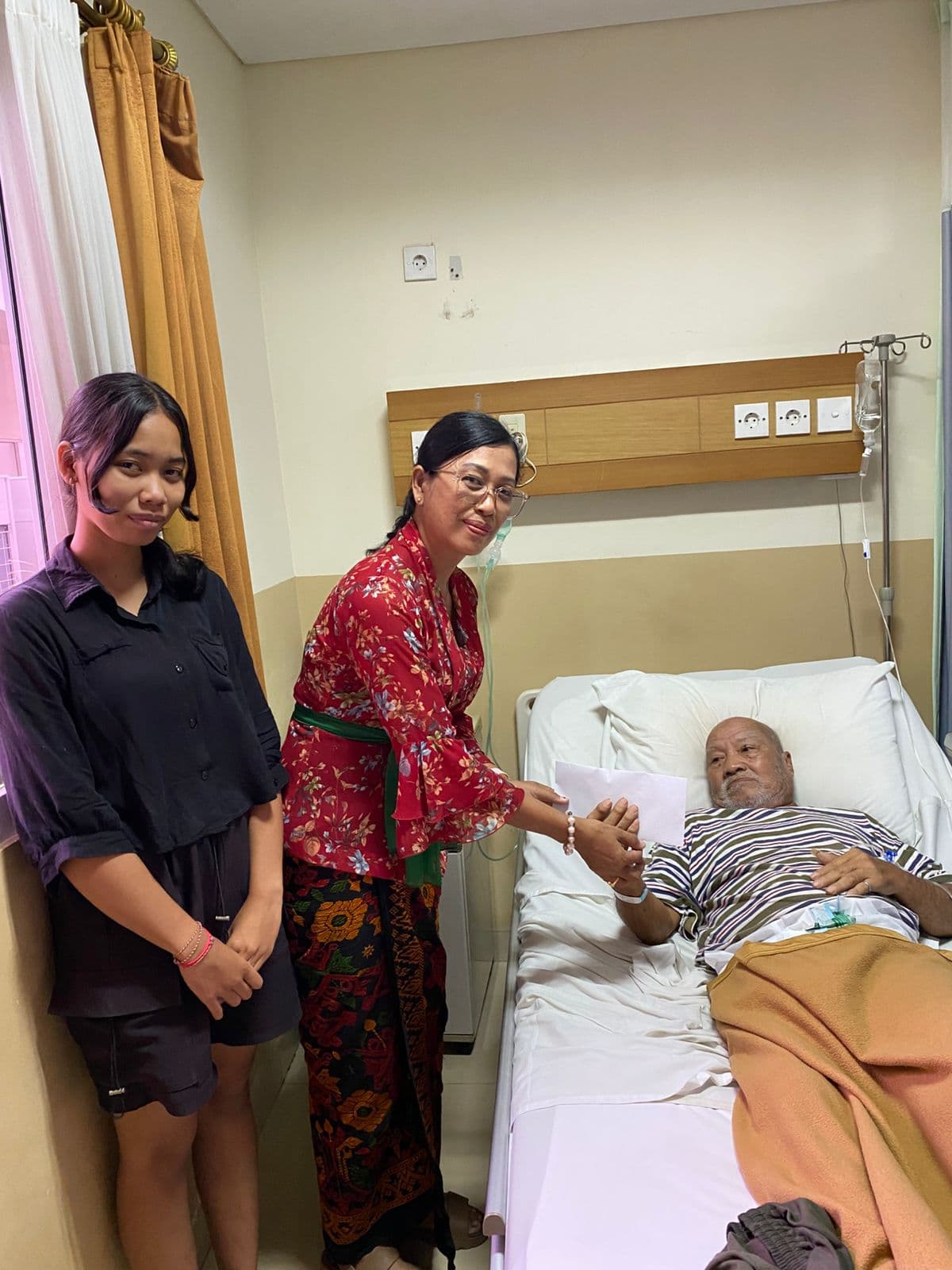 Menjenguk anggota sakit