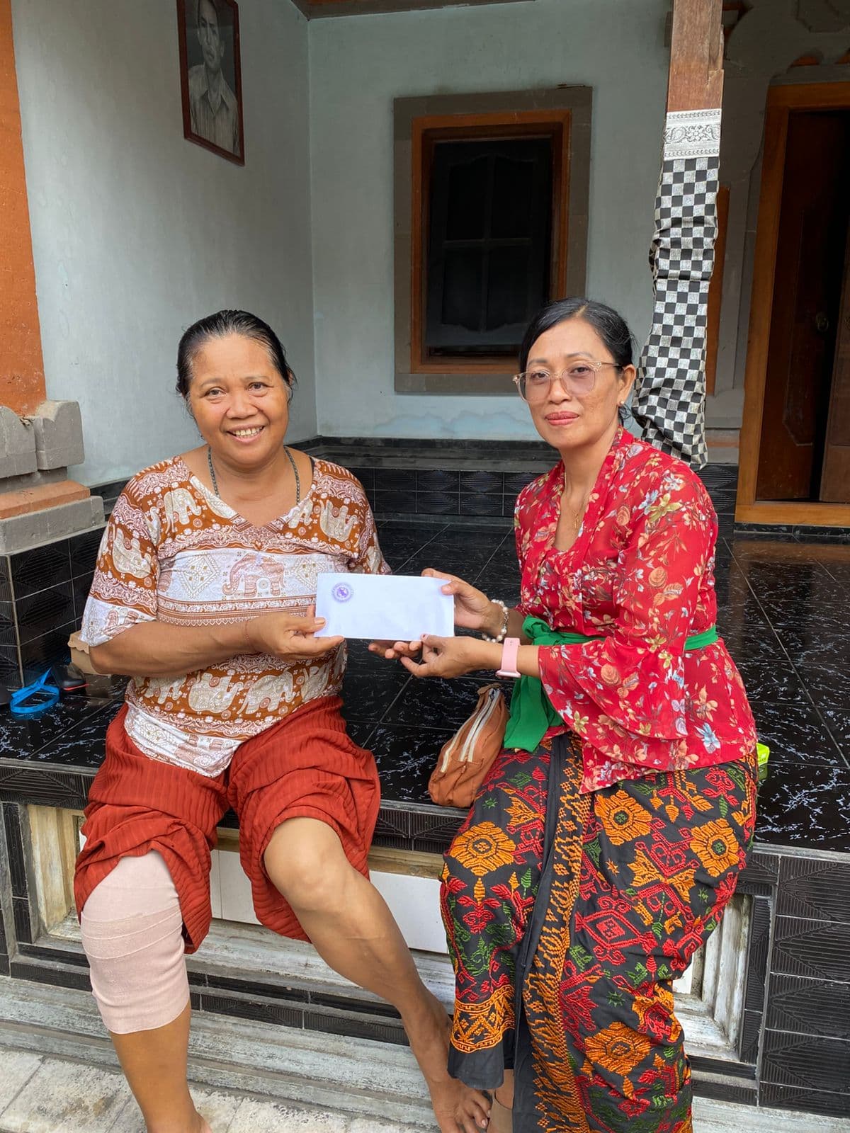 Menjenguk anggota sakit