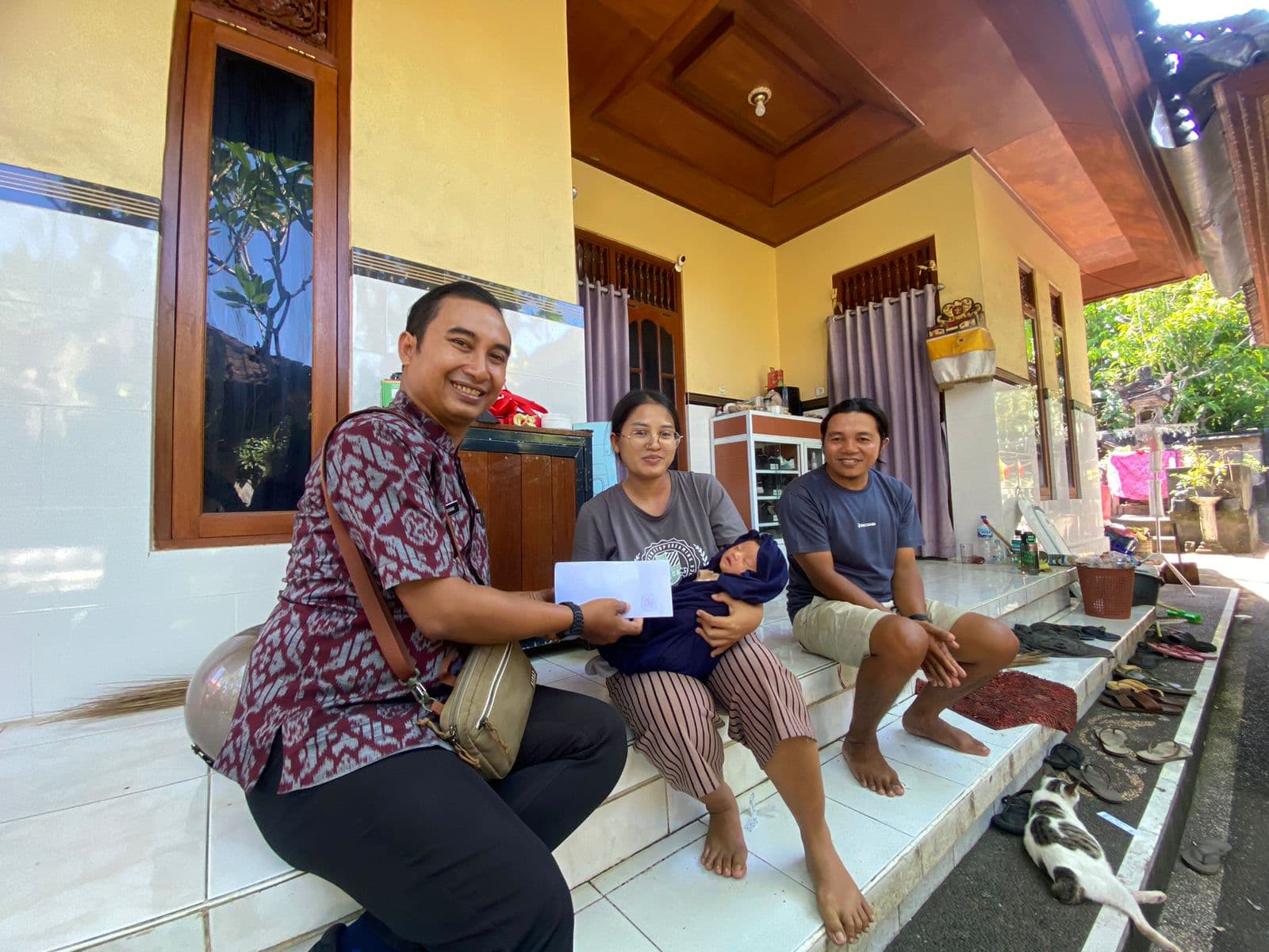 Menjenguk anggota melahirkan