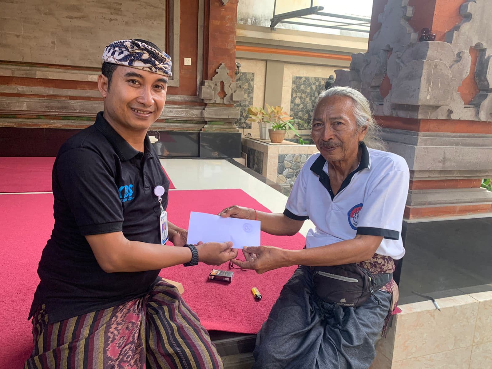 Menghadiri upacara manusa yadnya