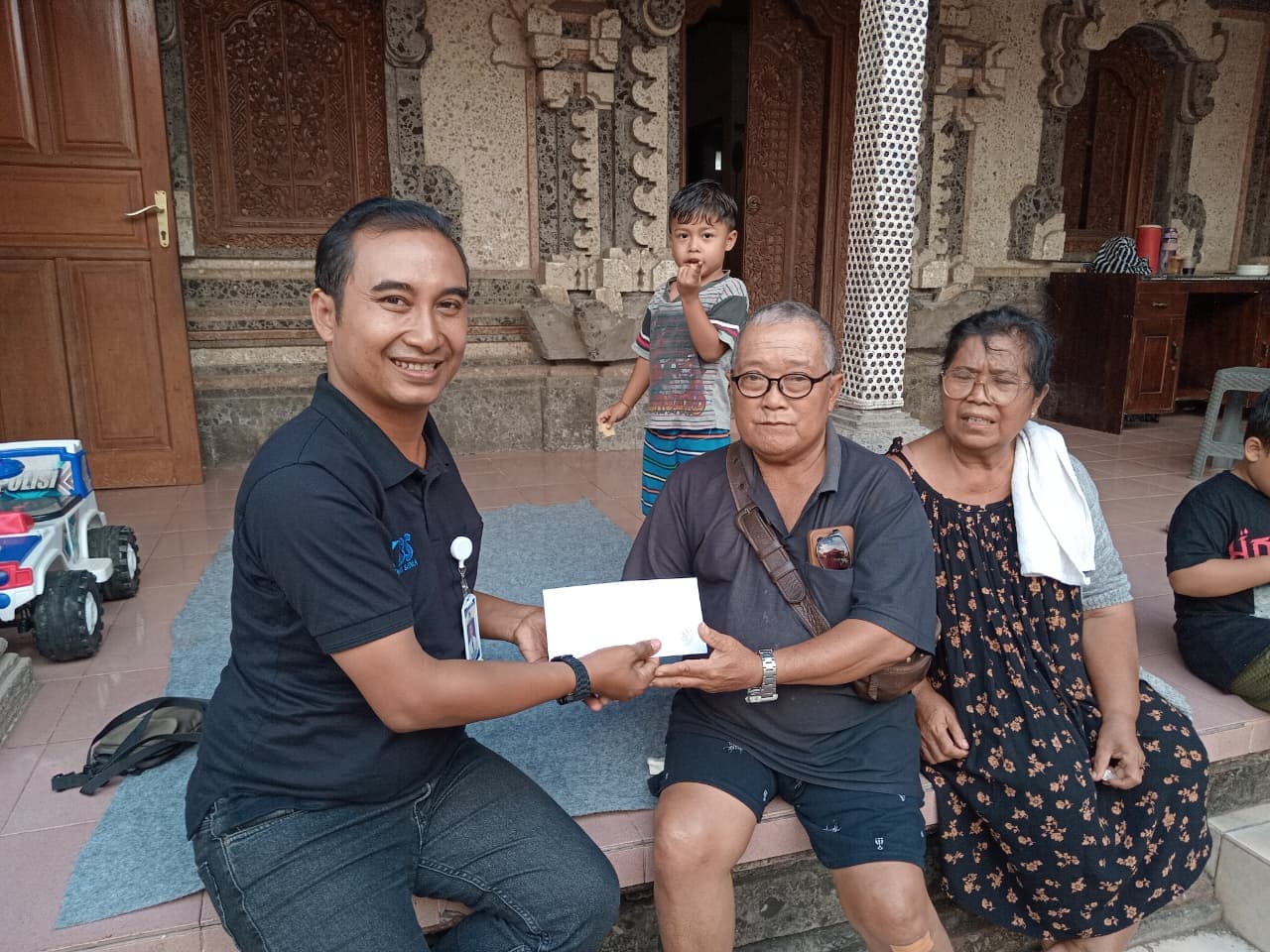 Menjenguk anggota yang habis operasi 
