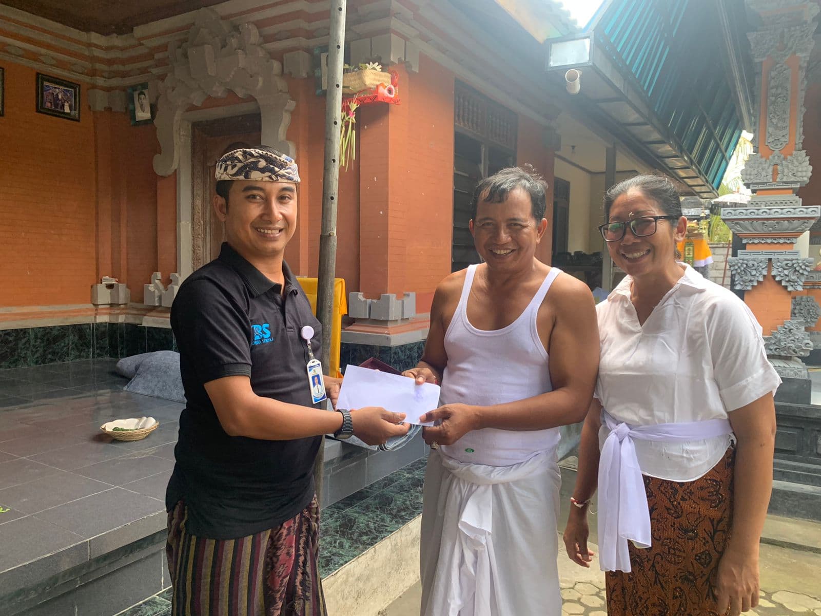 Menghadiri upacara dewa yadnya dirumah anggota