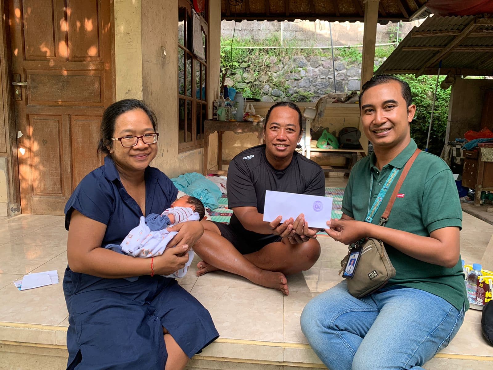 Menjenguk anggota melahirkan (istrinya)