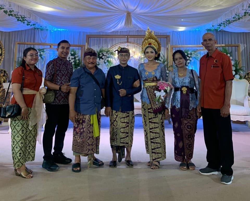 Menghadiri upacara pernikahan anak anggota